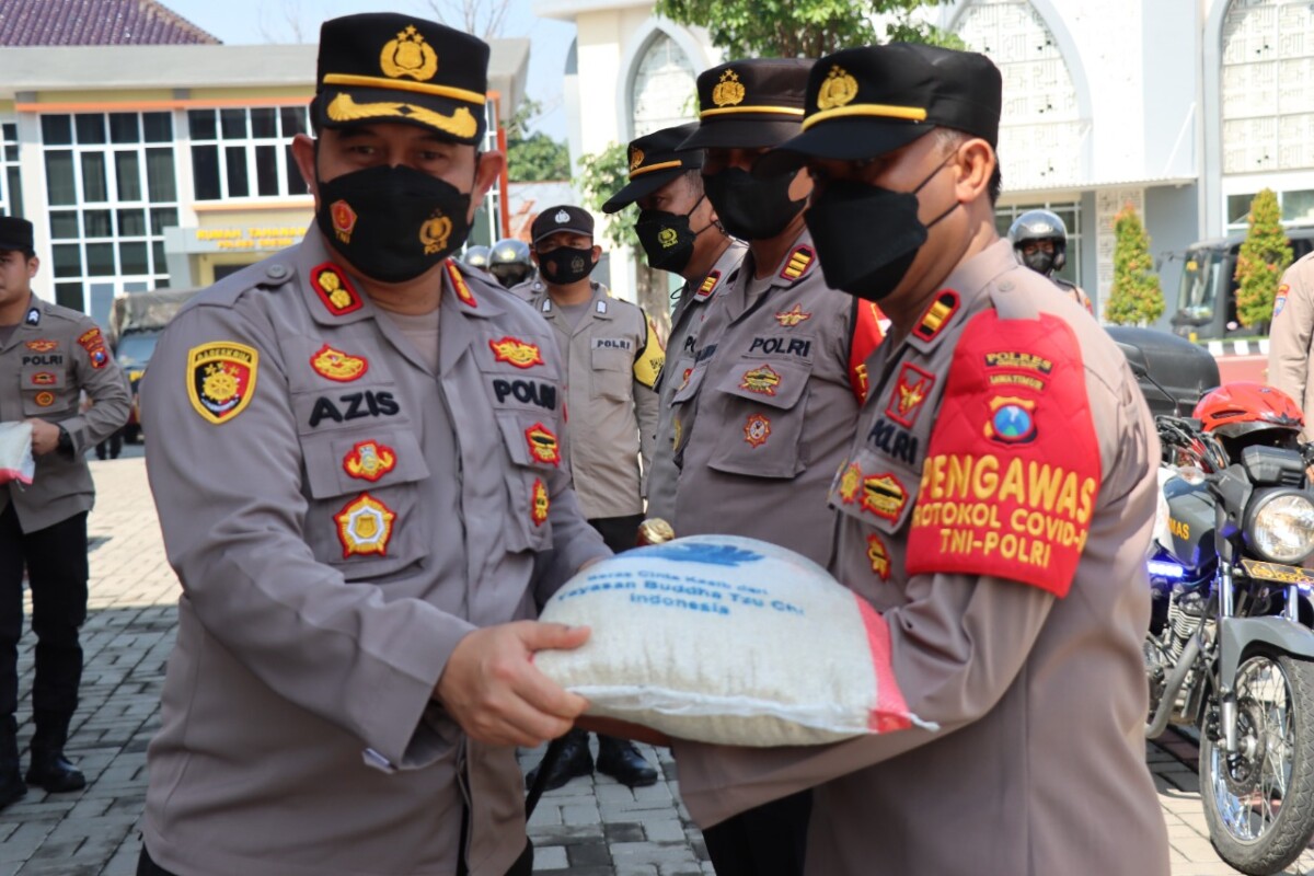 Kapolres Gresik Lepas Keberangkatan Penyaluran Bantuan Sembako Kepada Warga
