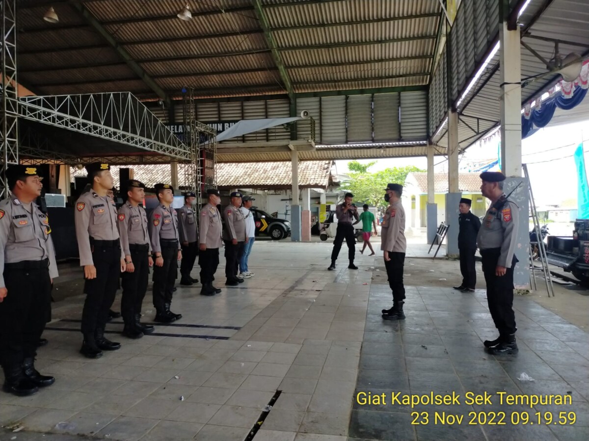 Anggota Polsek Tempuran Polres Karawang,Apel Pagi dalam Rangka Pengamanan Nadran Laut/Pesta Laut Koperasi Produktif Perikanan Laut Tahun 2022 Desa Ciparagejaya