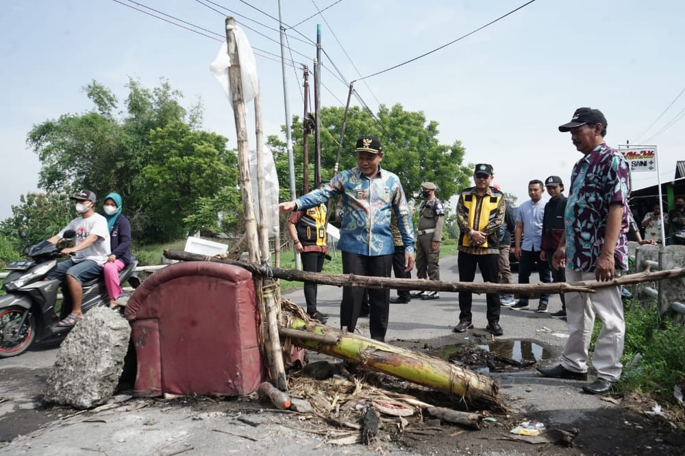 H. Subandi Sidak Jembatan Rusak di Desa Prasung, Instruksikan Dinas PUBMSDA Segera Perbaiki
