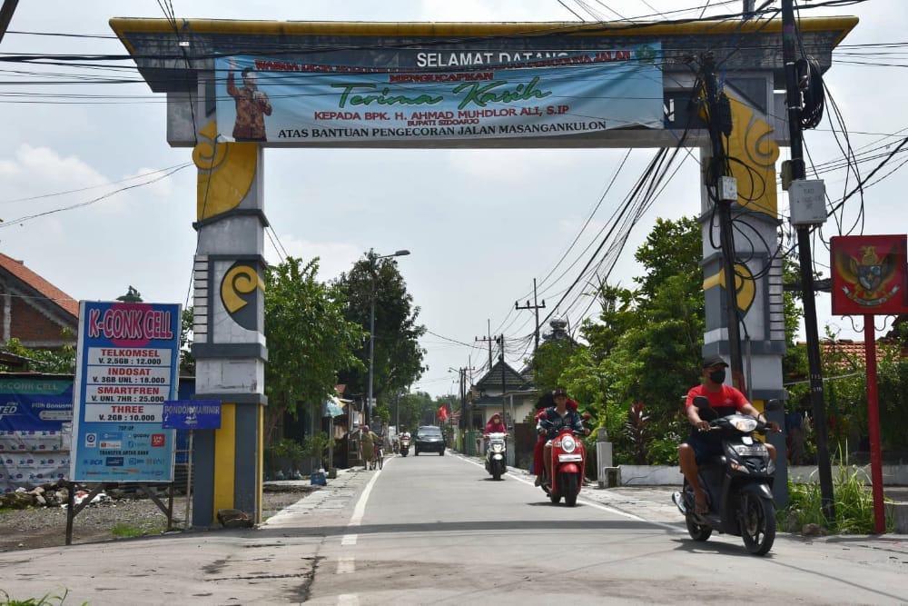 Warga Sidoarjo Bentangkan Spanduk Terima Kasih kepada Pemkab Sidoarjo