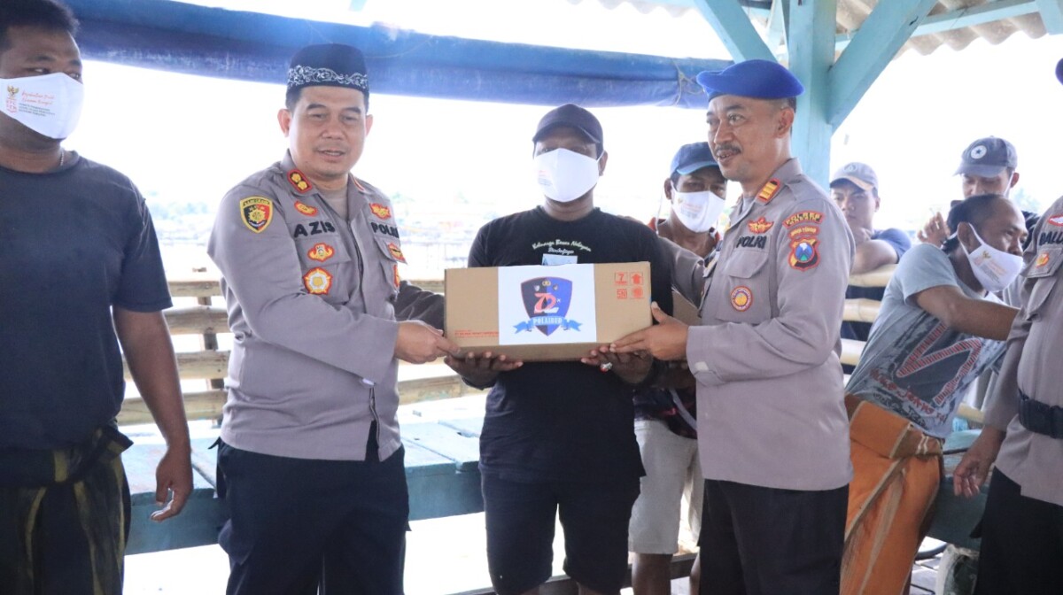Peringati HUT Polairud ke-72, Kapolres Gresik Bagikan Sembako kepada Nelayan