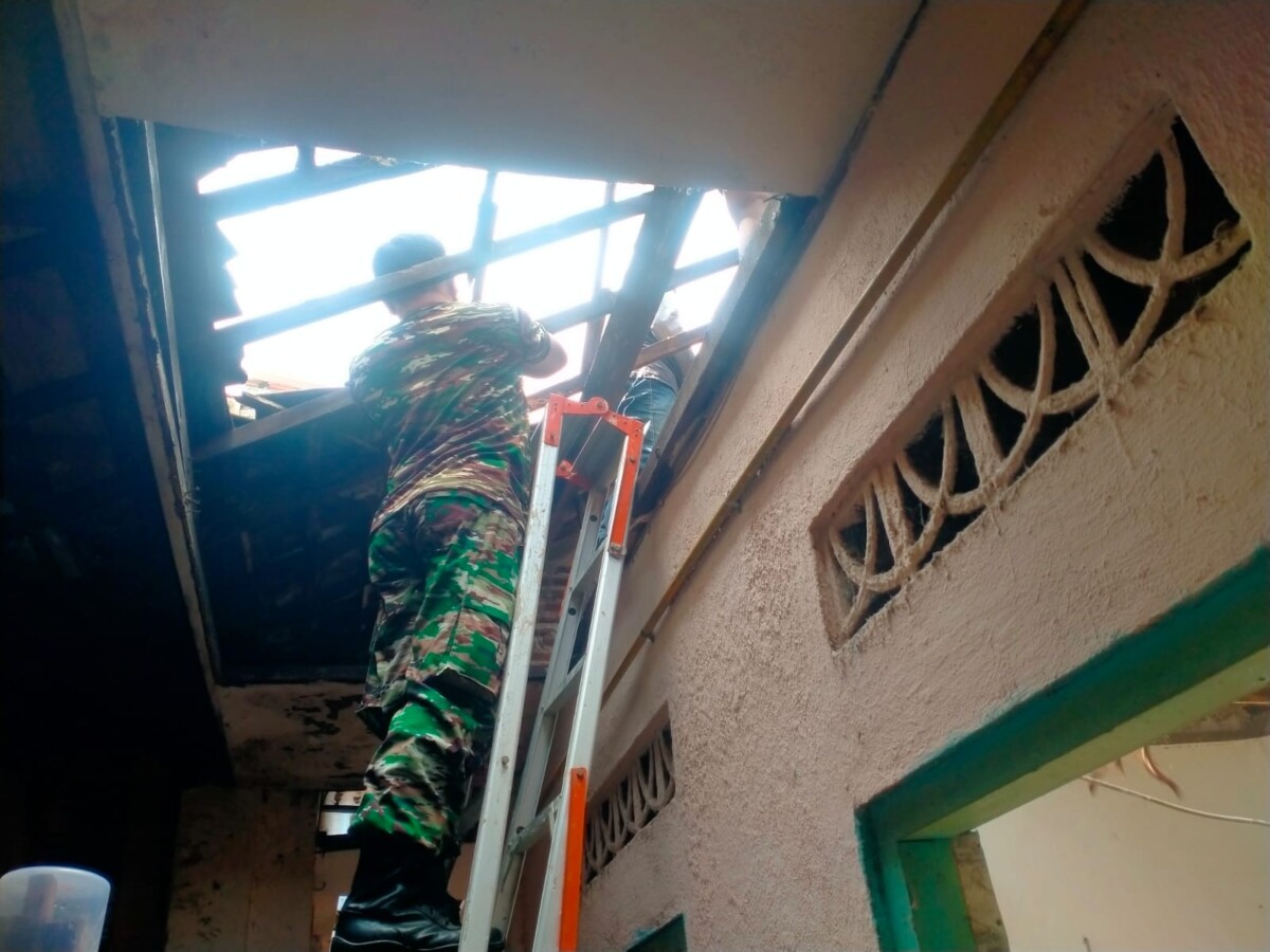 Babinsa Kel Kertajaya Bantu Rehab Rumah Warga