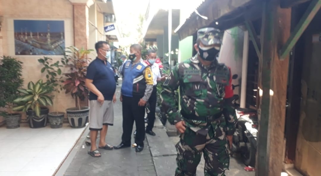 Masuk Musim Hujan, Babinsa Bersama Tiga Pilar Himbau Warga Jaga Kebersihan