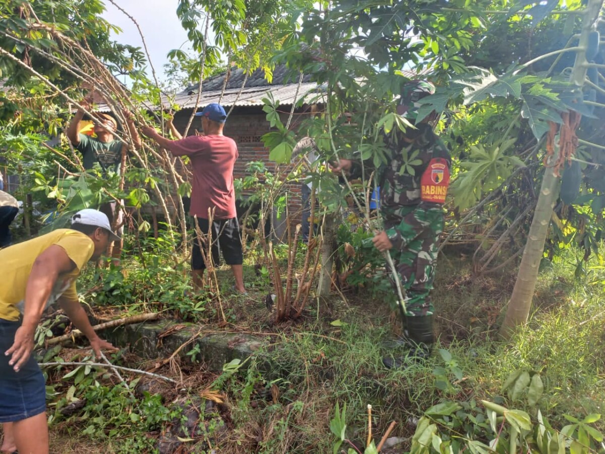 Ciptakan Lingkungan Bersih dan Sehat, Babinsa Bersama Warga Kerja Bakti
