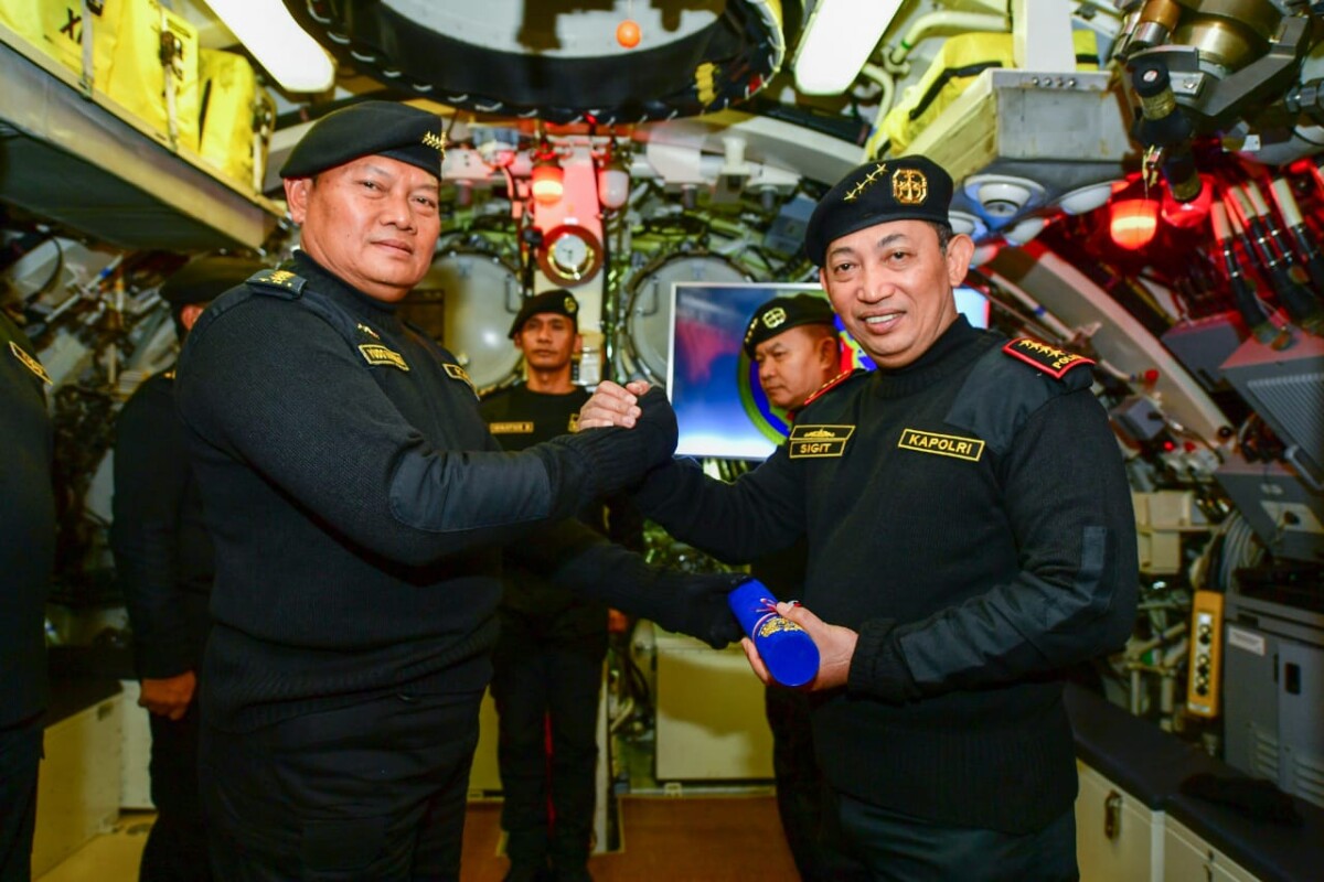 Disematkan Brevet Hiu Kencana TNI AL, Kapolri : Kekuatan Sinergitas Jaga Kedaulatan Bangsa Indonesia