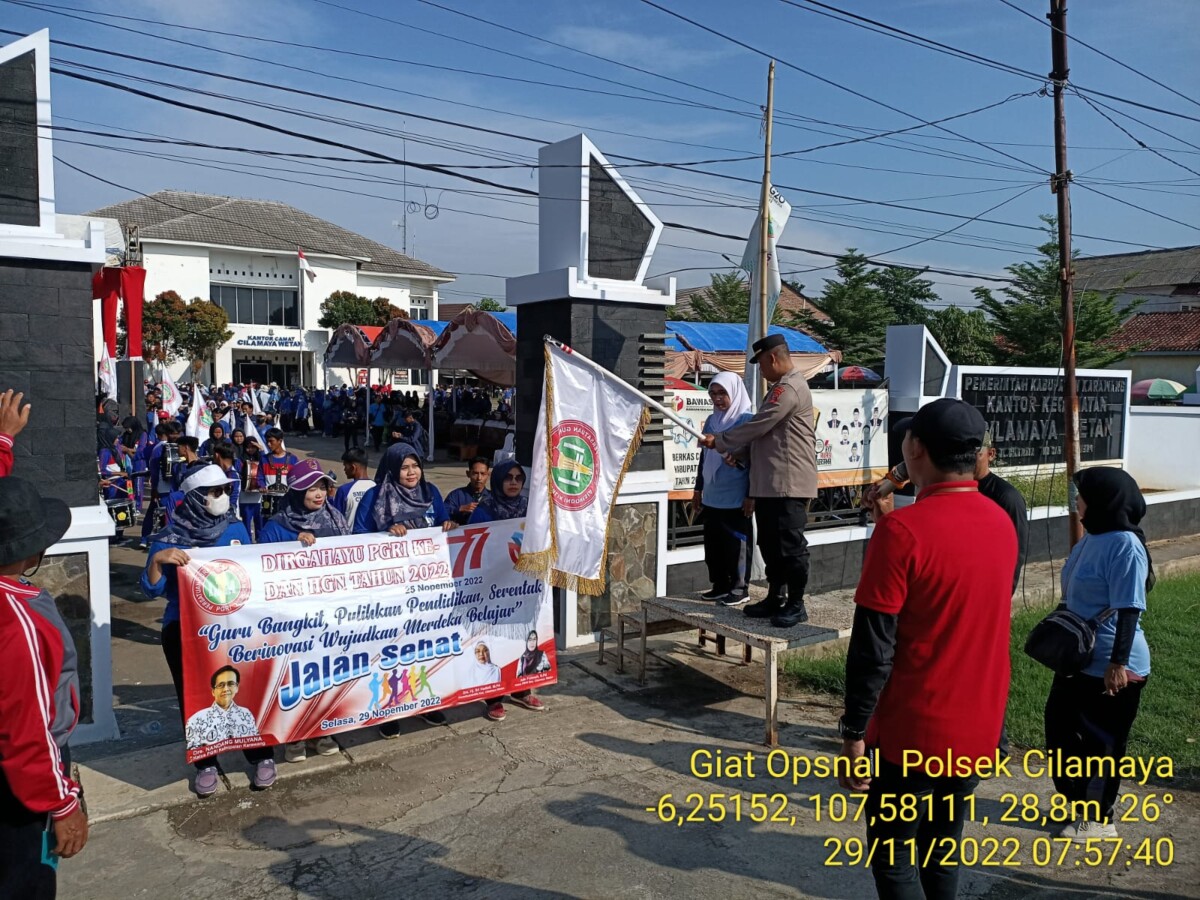 Polsek Cilamaya Polres Karawang monitoring Jalan Santai PGRI Kecamatan Cilamaya Wetan Dalam Rangka HUT PGRI yang ke 77 th 2022