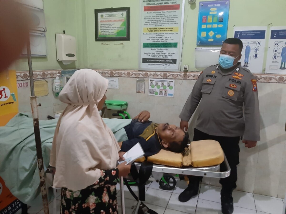 Polisi Bantu Evakuasi Pohon Tumbang di Jalan Raya Nasional Duduksampeyan