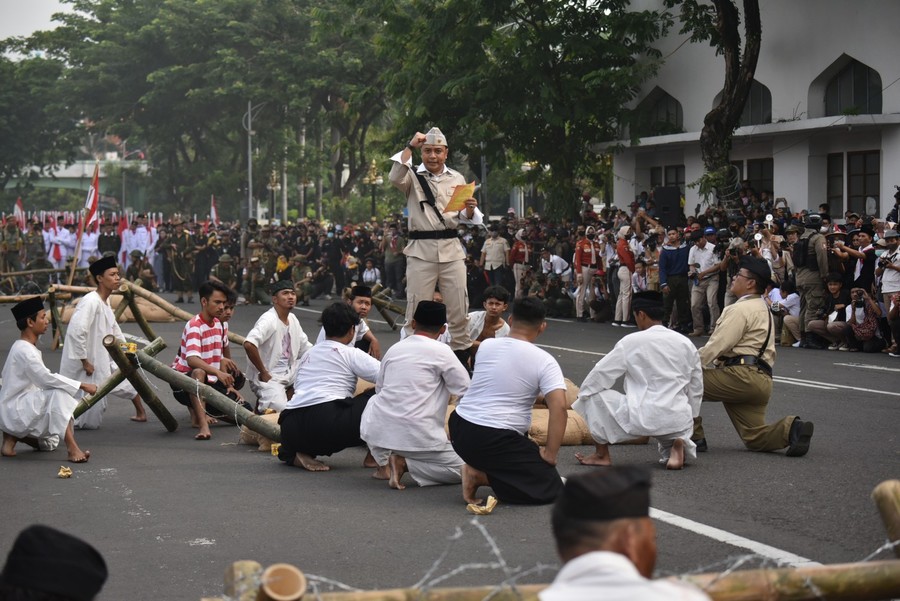 Teatrikal Parade Surabaya Juang Wali Kota Eri Cahyadi Kobarkan Semangat Pertempuran