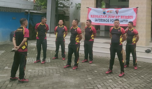Brimob di Bojonegoro Ngepel dan Bersihkan Lingkungan Masjid di Desa Pacul
