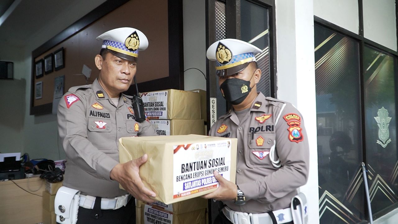 Satlantas Polres Gresik Kirim Bantuan untuk Korban Terdampak Erupsi Gunung Semeru