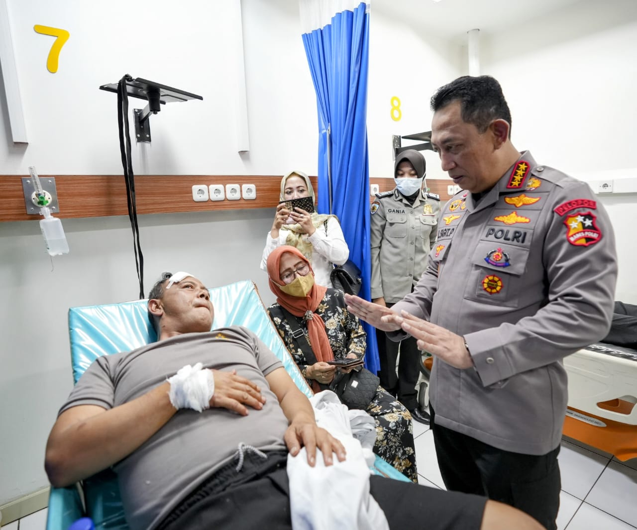 Jenguk Korban Bom Bunuh Diri Polsek Astana Anyar Kapolri : Tetap Semangat Lindungi Masyarakat