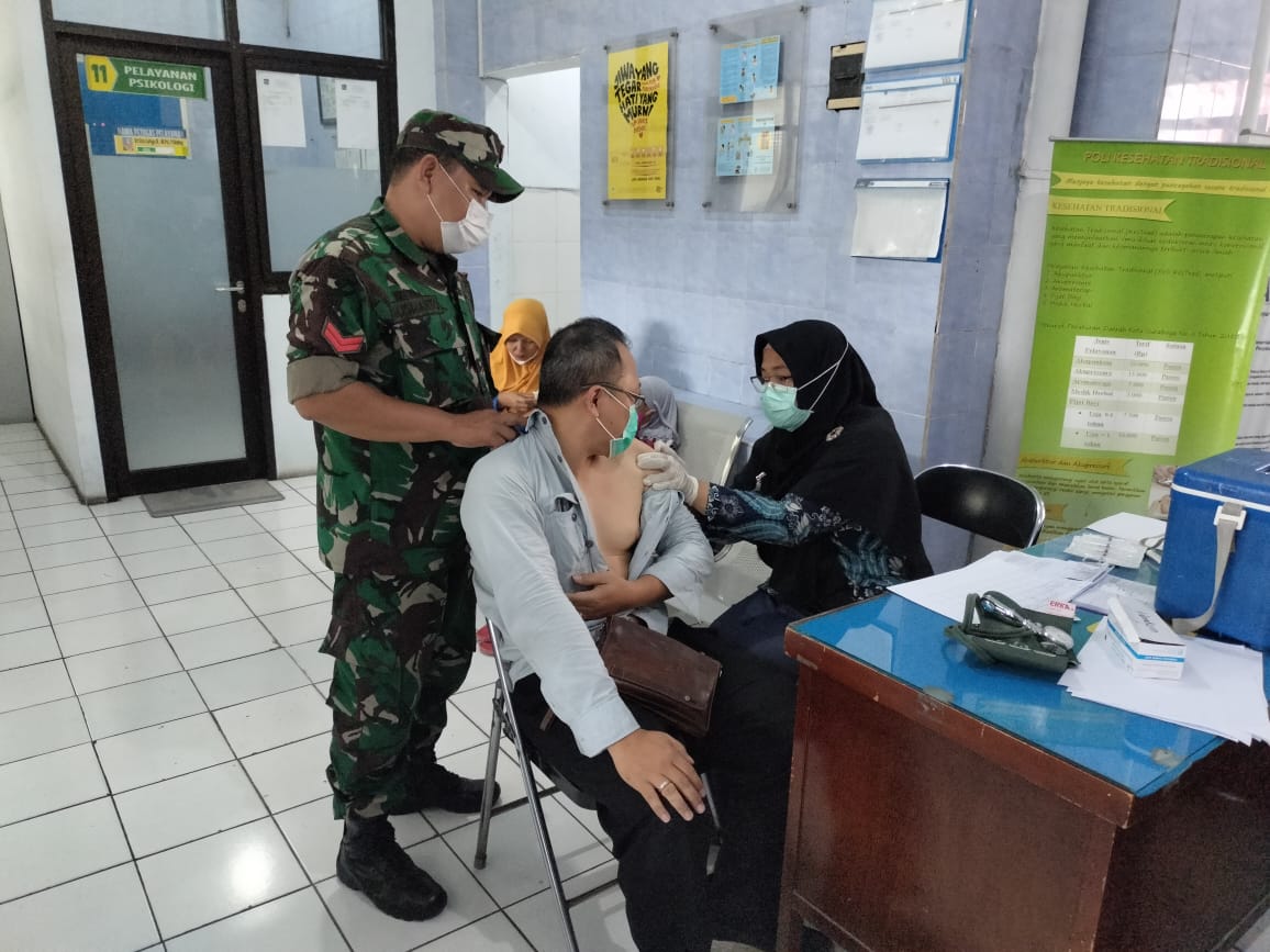 Babinsa Dampingi Warga Dalam Vaksinasi Dosis 1, 2, 3 dan 4
