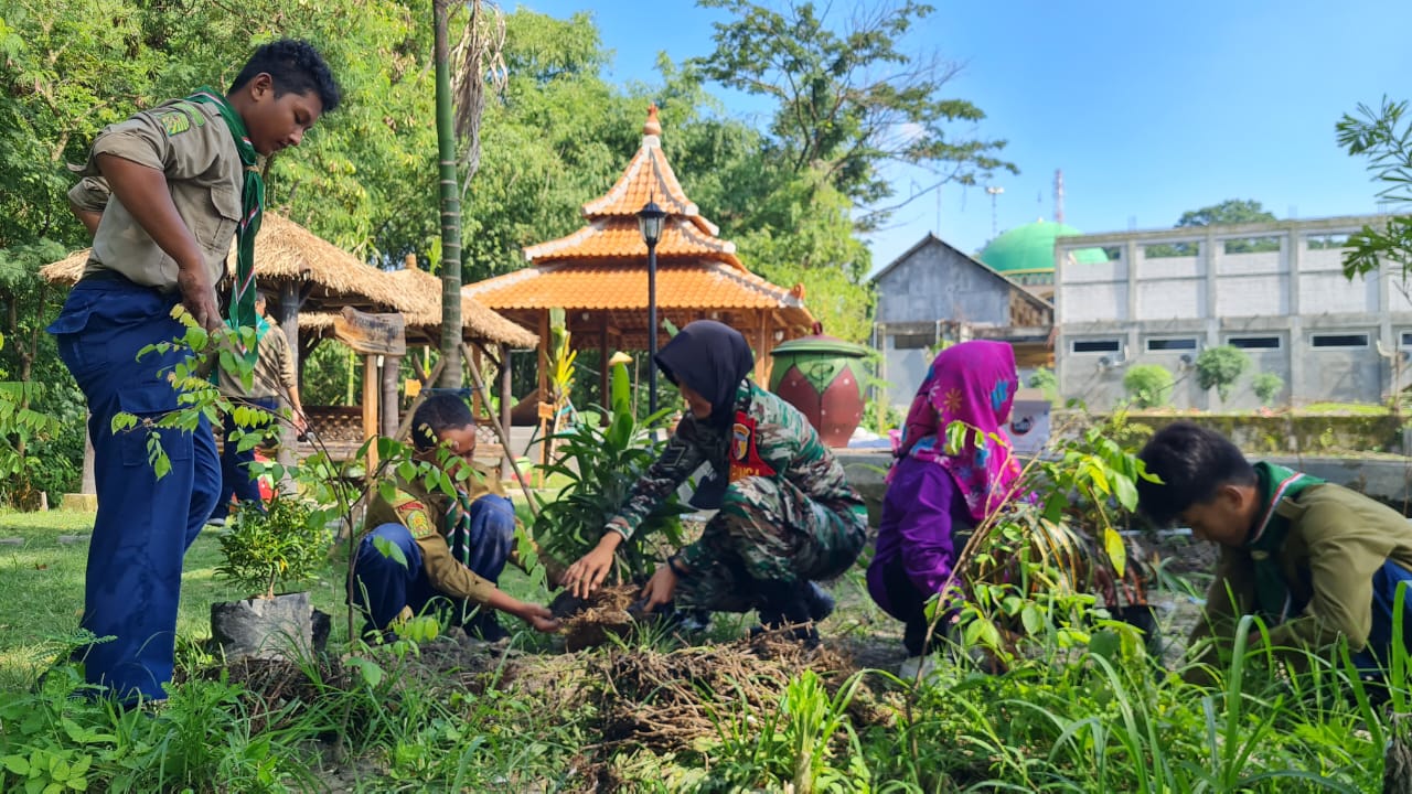 Babinsa Kowad Bersama Masyarakat Ikuti Kegiatan Senam Bersama dan Penanaman Bibit Toga
