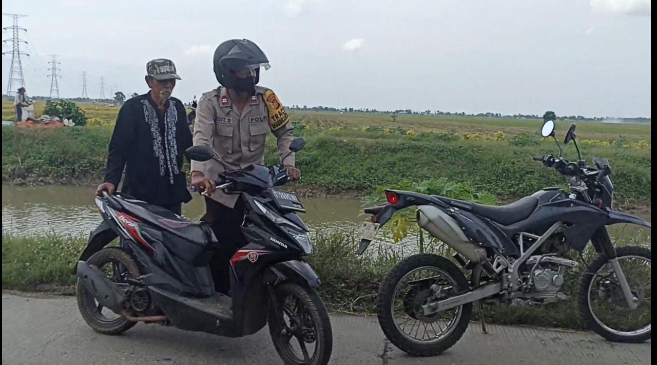 BAIK HATI, Bhabinkamtibmas Polsek Tempuran Polres karawang Aiptu Sigit Bantu Pengendara Sepeda Motor yang Mogok