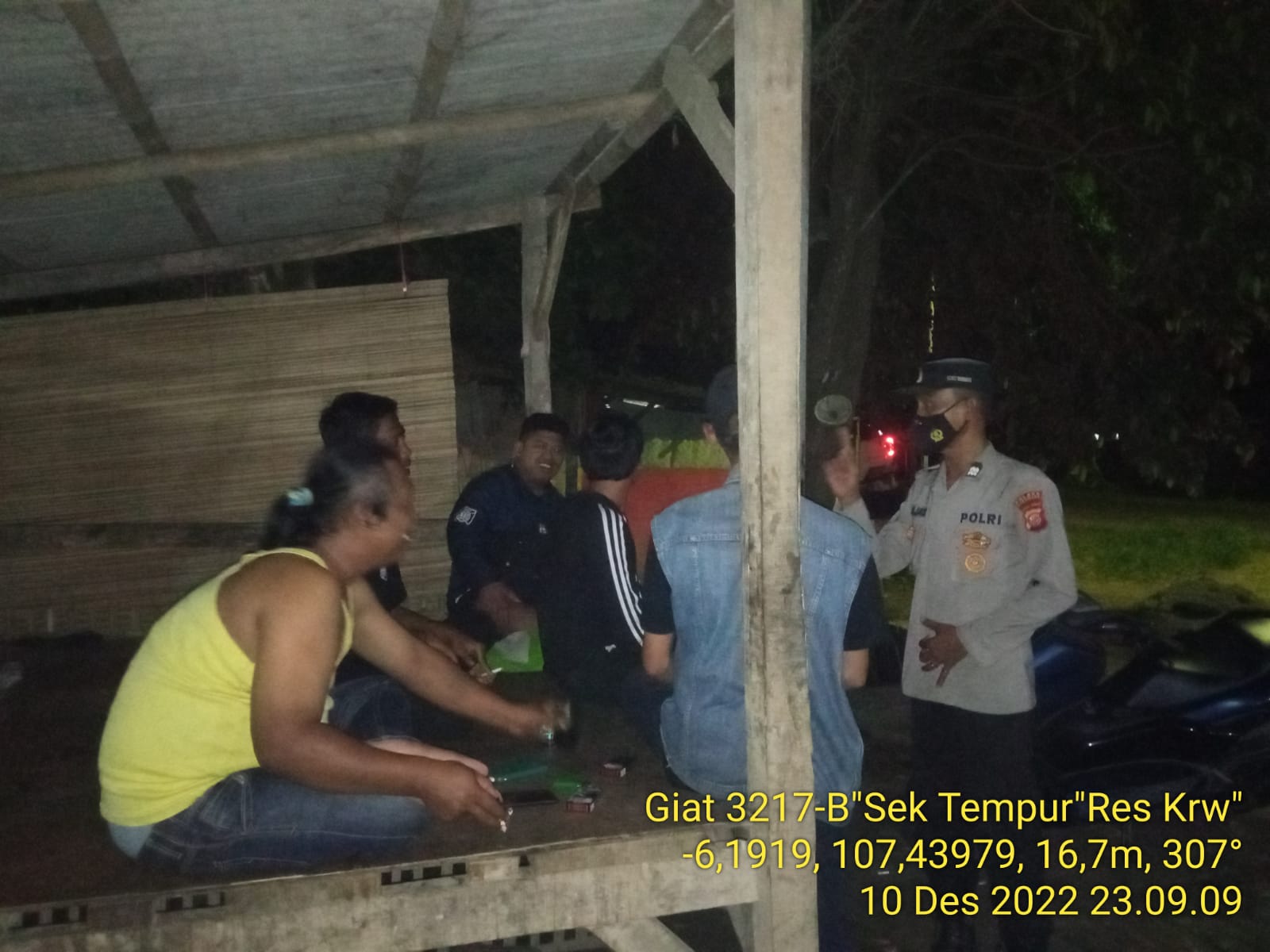 Anggota Polsek Tempuran Polres Karawang Sambangi Pos Kamling Diwilayah Hukum Polsek Tempuran