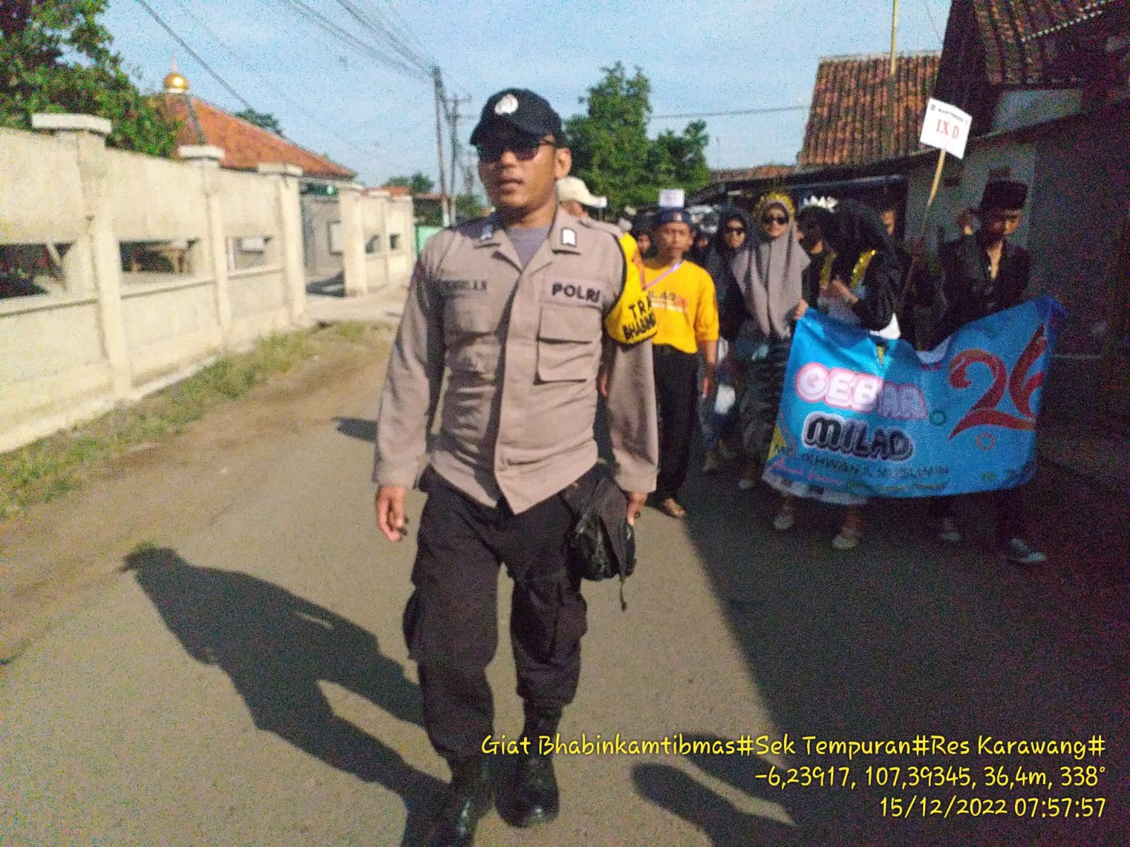 Bhabinkamtibmas Polsek Tempuran Polres Karawang Monitoring Acara Carnaval dan Milad Mts Ikhwanul Muslimin Yang ke-26