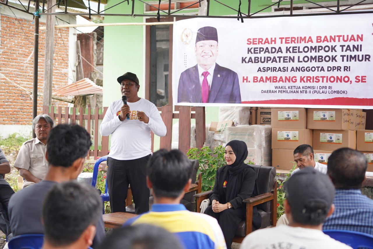 HBK Serahkan Bantuan Pupuk untuk Petani Bawang Sembalun