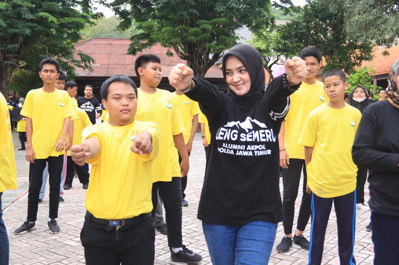 Ketua Bhayangkari Polda Jatim ikut Senam dan Lomba di SLB Gresik