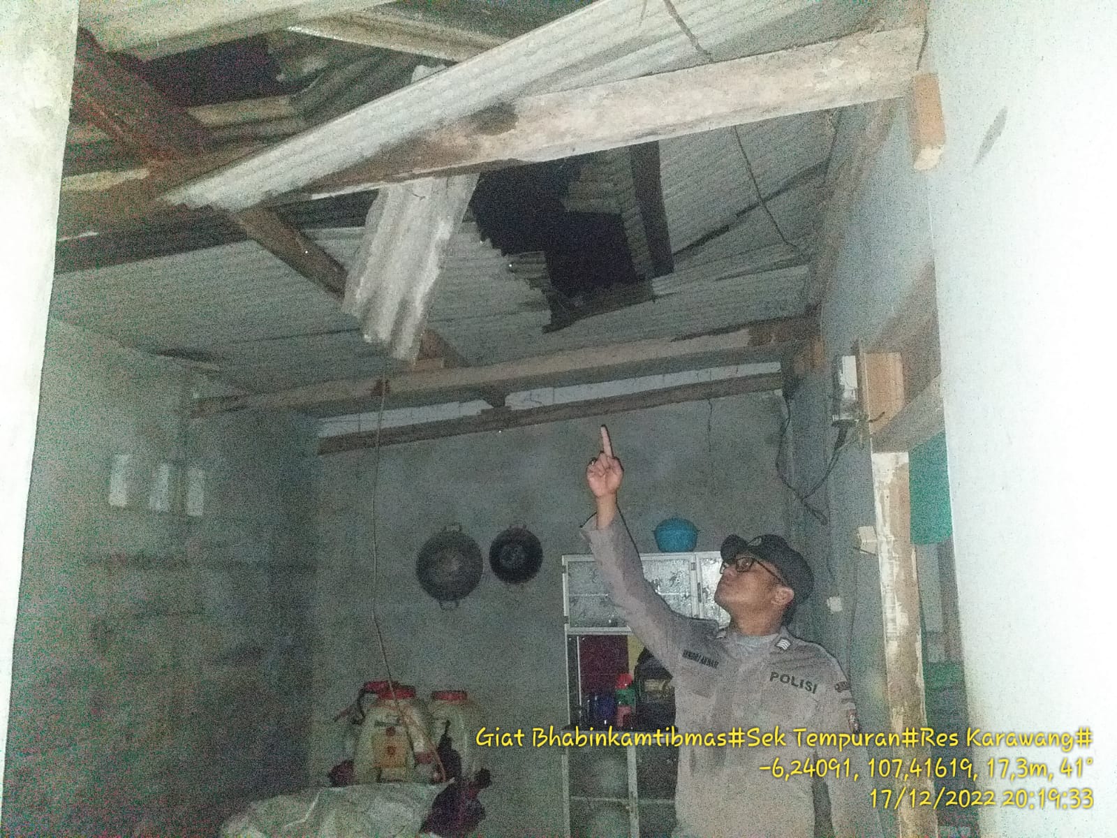 Anggota Polsek Tempuran Polres Karawang Melakukan Pengecekan Terjadinya Bencana Alam Angin Puting Beliung Didesa Lemah Subur Kecamatan Tempuran