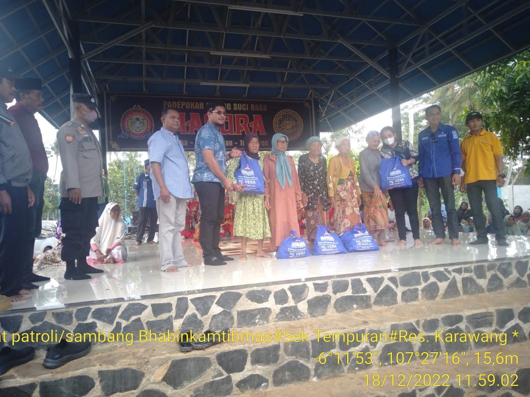 Aiptu Asep Juparsa Bhabinkamtibmas Polsek Tempuran Polres Karawang Menghadiri Bakti Sosial membagikan Paket Sembako Di Pendopo Ketua DPRD Kabupaten Karawang