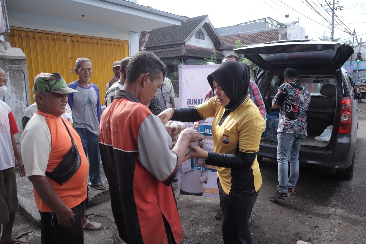 Peduli Sesama, Polisi di Kediri Salurkan Bantuan Sosial Untuk Warga