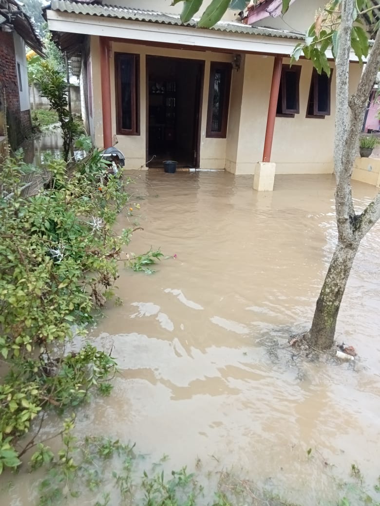 Anggota Polsek Cilamaya Polres Karawang Ponitoring Perkembangan Banjir Desa Muara kecamatan Cilamaya Wetan