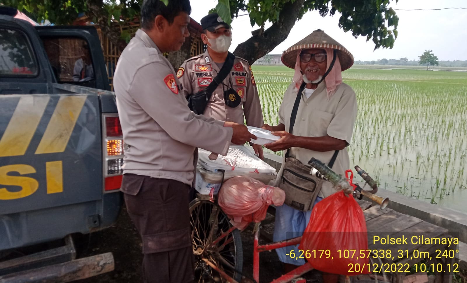 Giat berbagi Nasi Kotak Kepada Masyarakat Polsek Cilamaya Polres Karawang