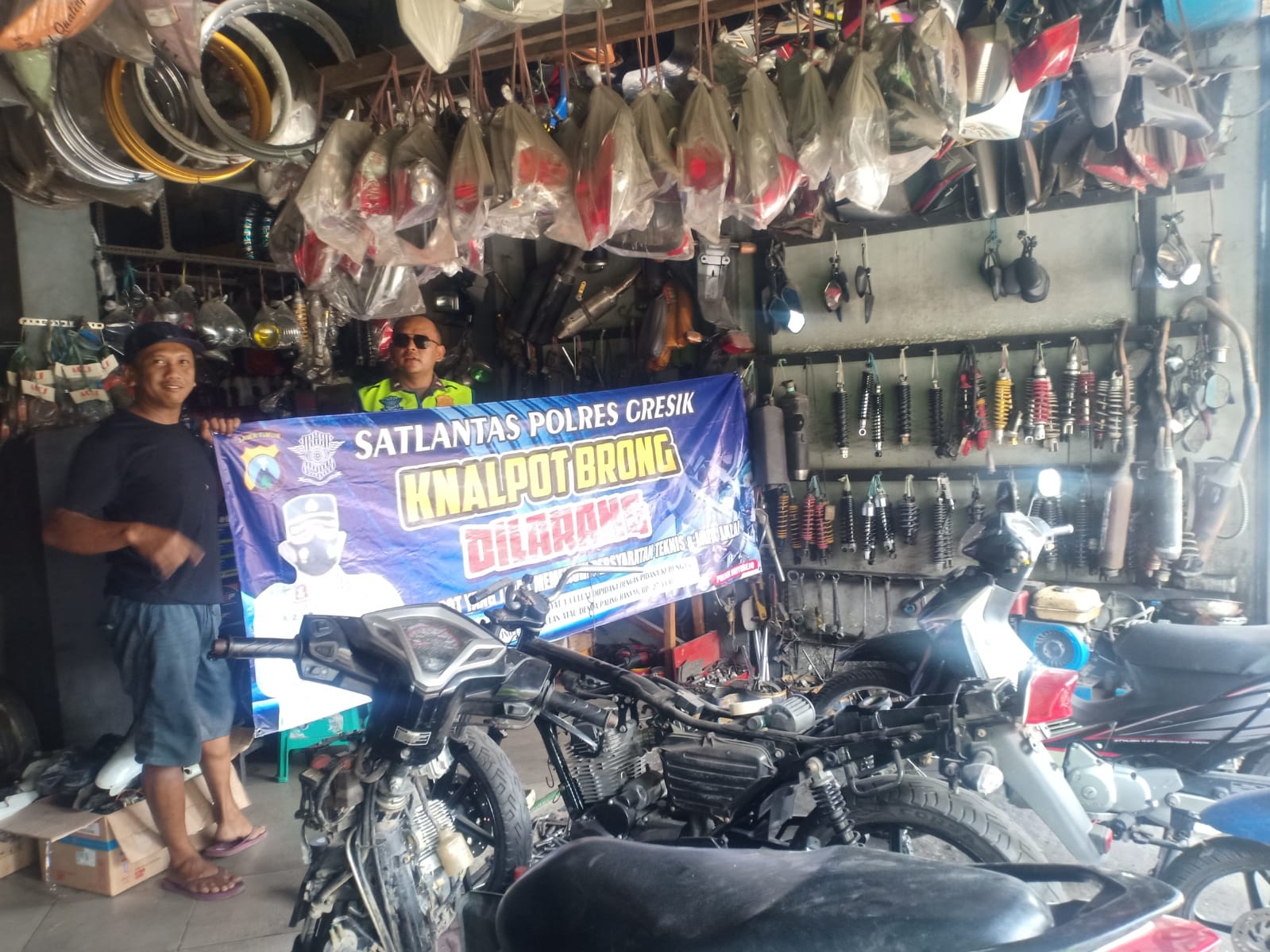Polisi Door To Door Berikan Sosialisasi Larangan Knalpot Brong