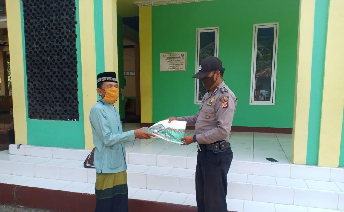 Bhabinkamtibmas Polsek Tempuran Polres Karawang Bagikan Sarana Ibadah Ke Tokoh Agama Desa Lemah Karya