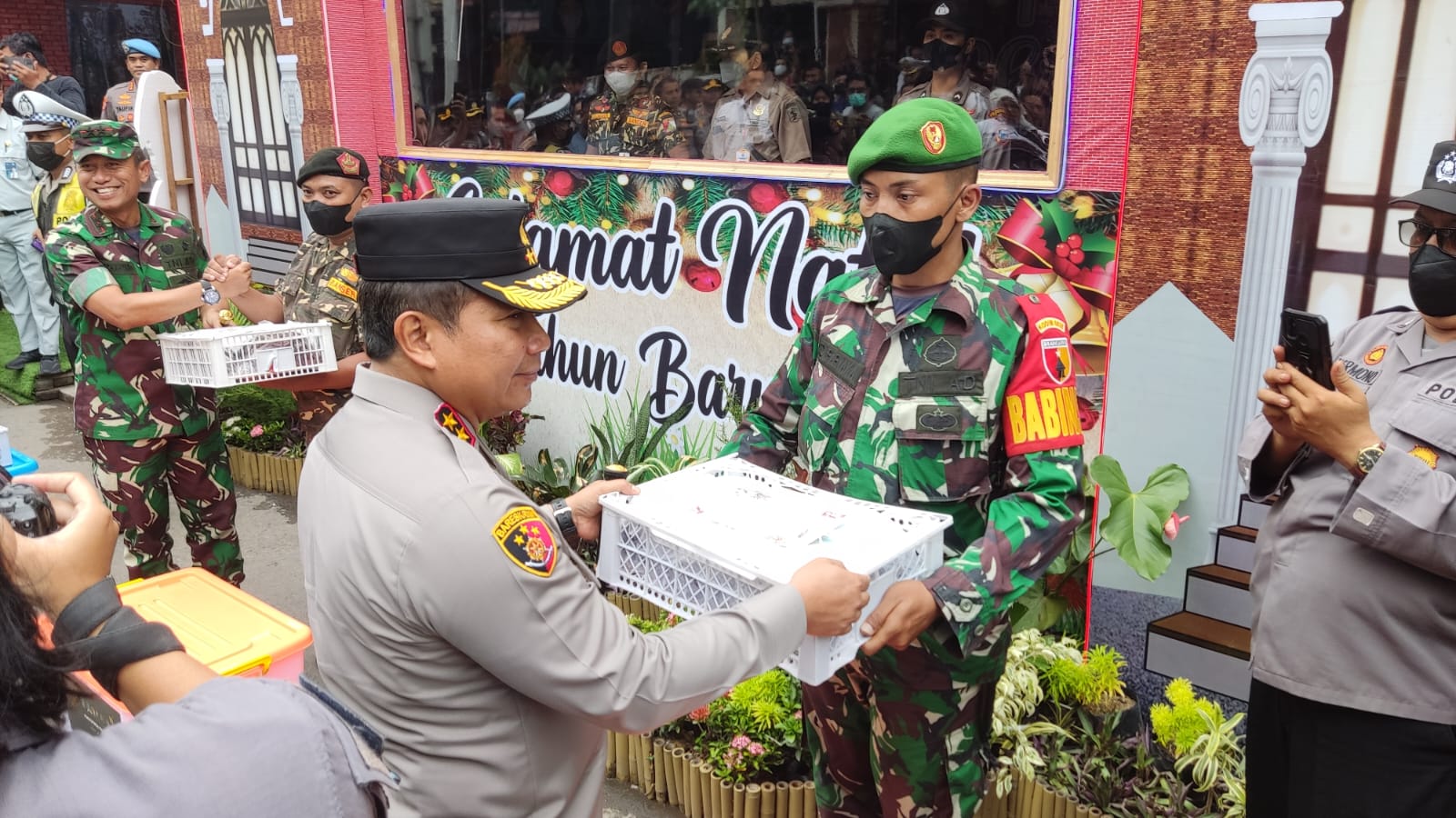 Dandim 0830/Surabaya Utara Dampingi Pangdam V/Brawijaya Bersama Forkopimda Jatim Kunjungi Gereja