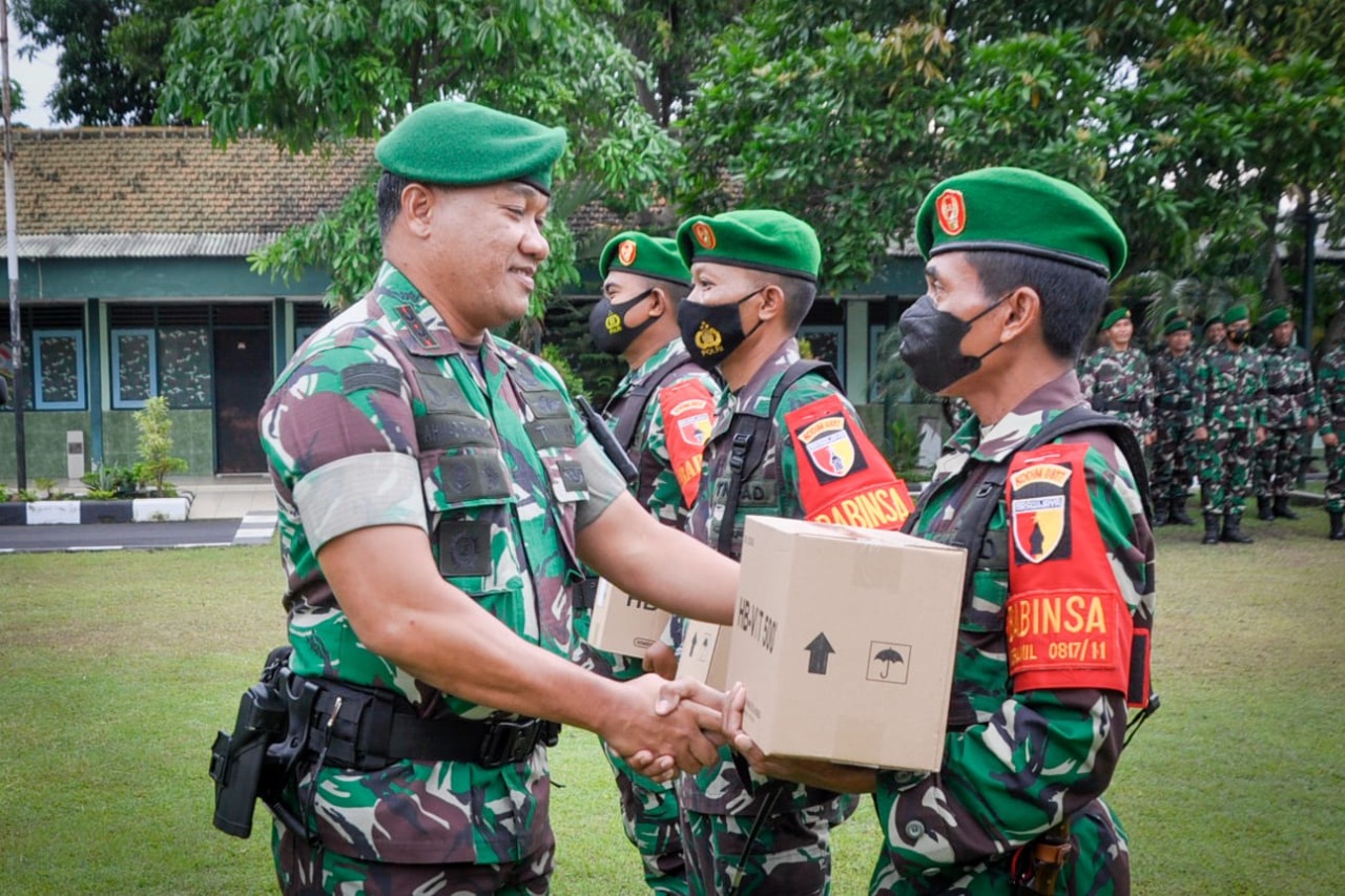 Pimpin Upacara Bendera Dandim Gresik Ingatkan Seluruh Prajurit Tetap Jaga Kesehatan