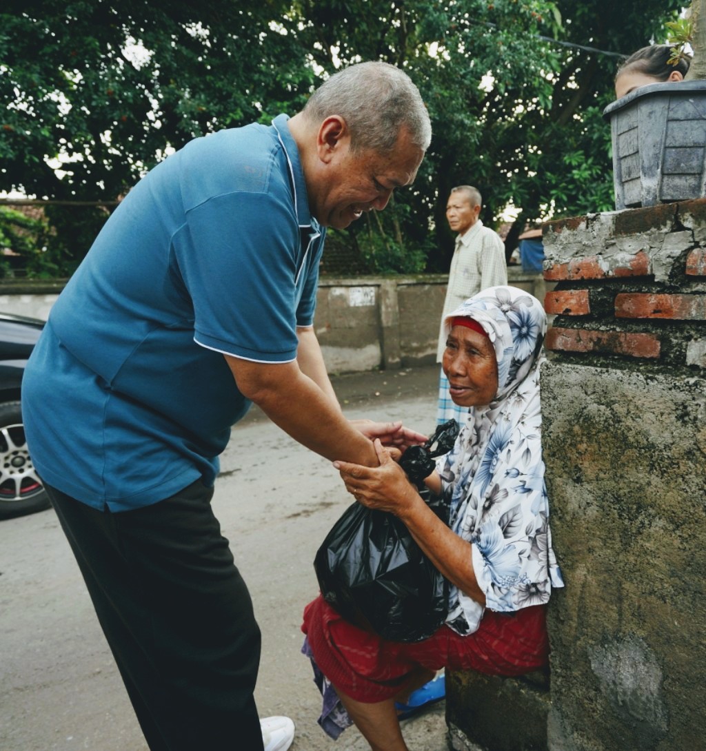 Tak Bisa Melaut karena Cuaca Buruk, HBK Salurkan Bantuan Sembako untuk Nelayan Pesisir Barat Kota Mataram