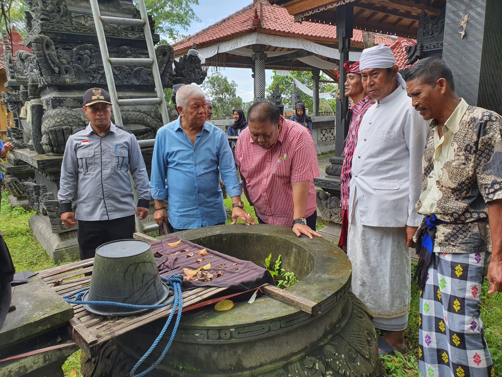Tim Ekspedisi Mistis PDIP dan Mi6 Gali Hikayat “Air Muallaf” Simbol Kerukunan Umat Hindu dan Umat Islam di Pulau Lombok