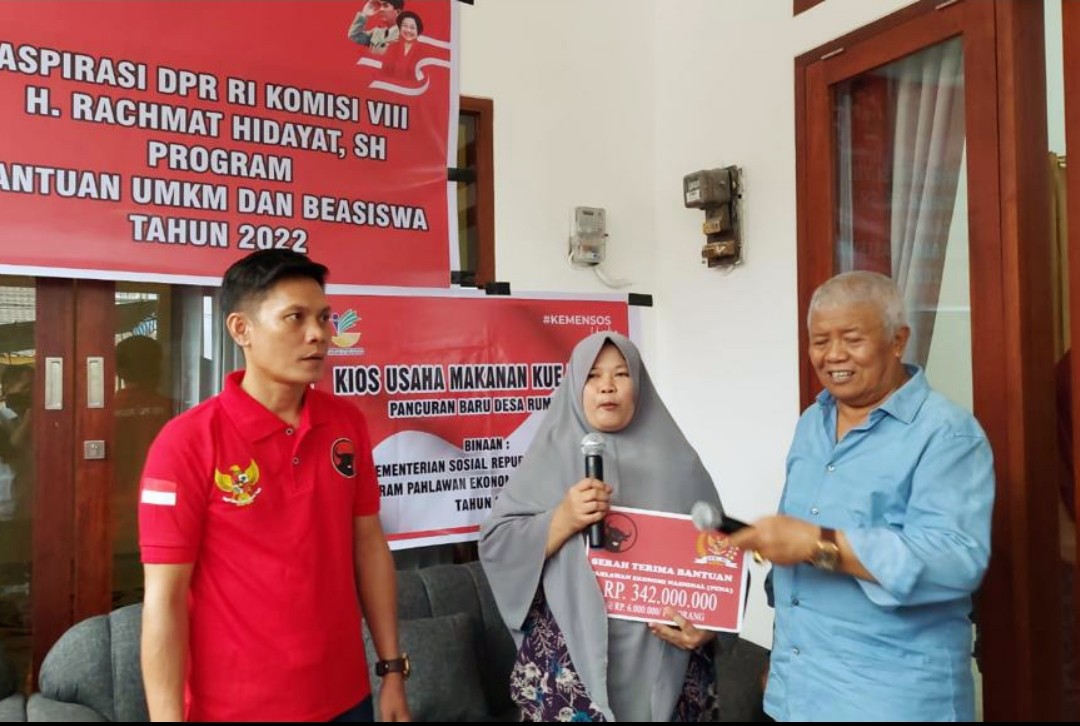 Rachmat Hidayat Salurkan Bantuan Modal Usaha UMKM dan Beasiswa Senilai Rp 462 Juta di Gumi Patuh Karya