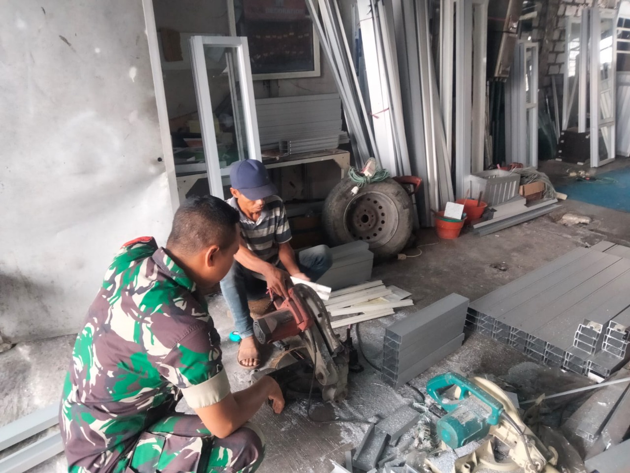 Memperkuat Perekonomian Desa Binaan, Babinsa Dukun Komsos Dengan Pelaku Usaha UMKM Galvalum