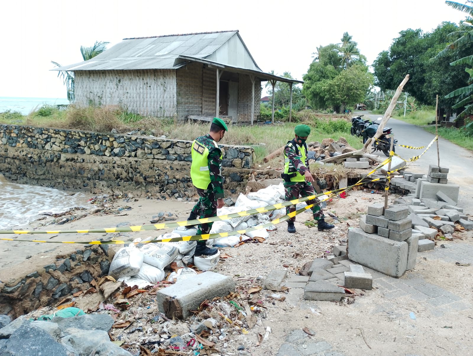 Tanggap Terhadap Bencana, Babinsa Tambak Bersama Warga Bersihkan Sampah Dampak Banjir di Bawean