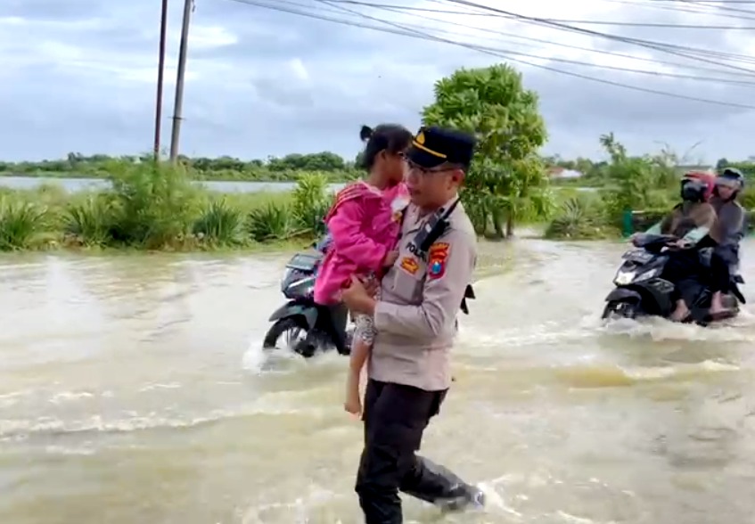 Tanggap Bencana, Polres Sumenep Turunkan Personel Bantu Warga Terdampak Banjir