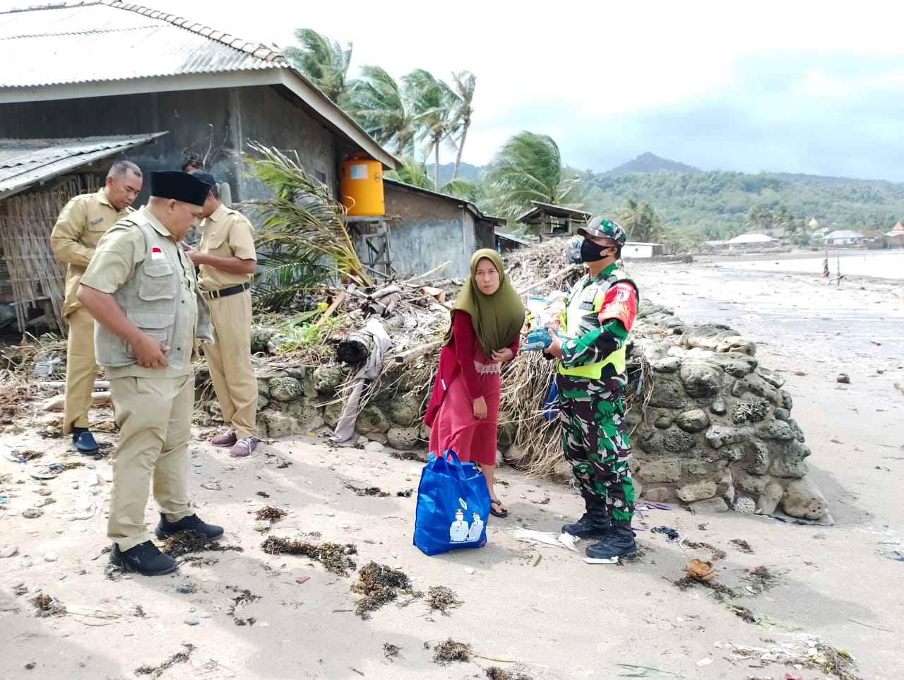 Puluhan Rumah di Desa Gelam Rusak Akibat Terjangan Gelombang Laut, Babinsa Bersama Forkopimcam Tambak Berikan Bantuan Sembako