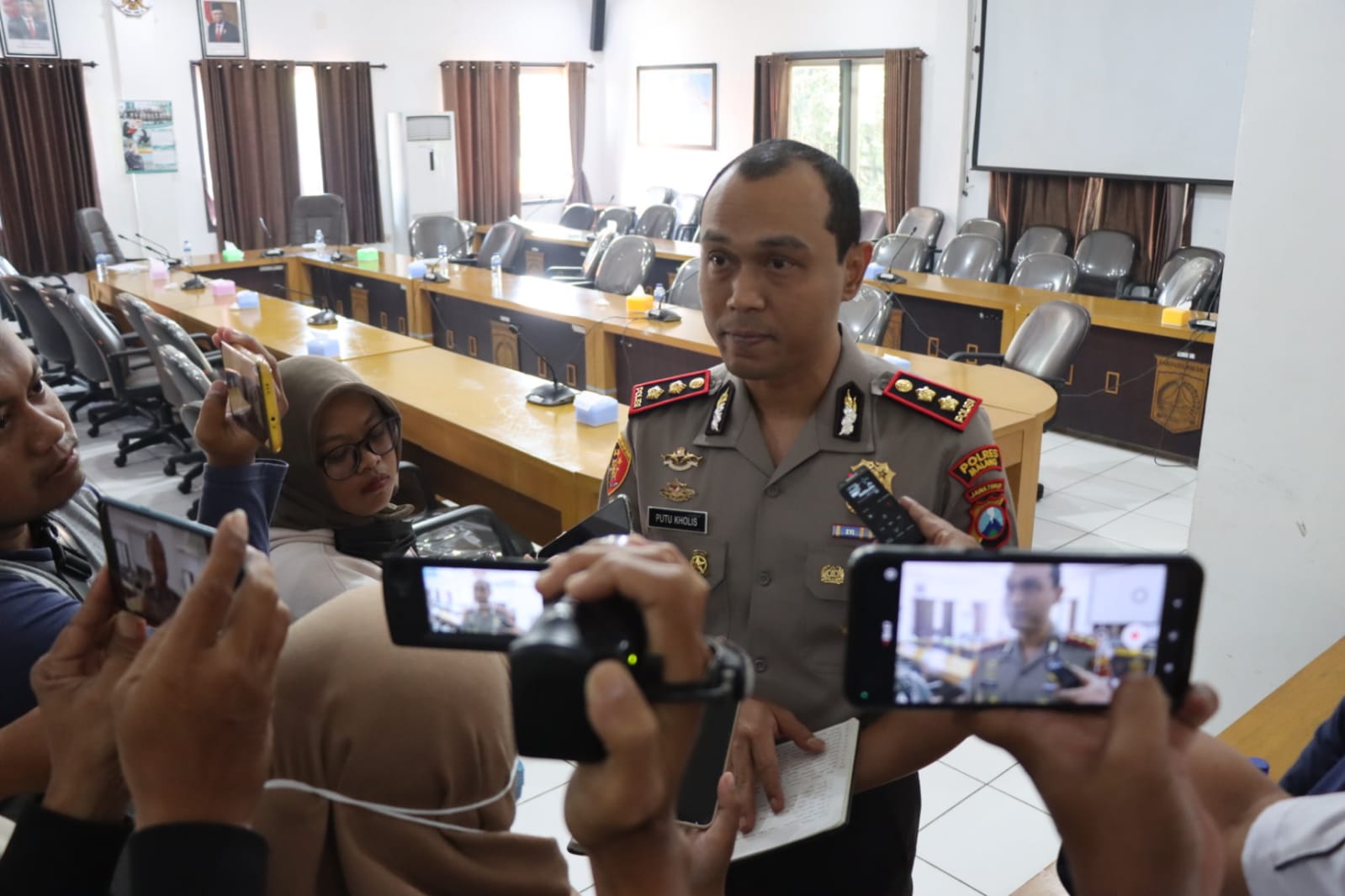 Kapolres Malang Dampingi Keluarga Korban Tragedi Kanjuruhan Audiensi Dengan DPRD Kab.Malang