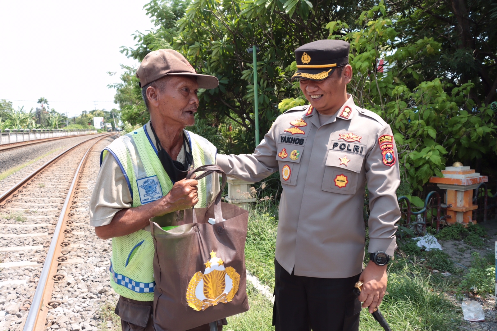 Peduli Sesama, Polres Lamongan Berbagi untuk Relawan Penjaga Perlintasan Kereta Api