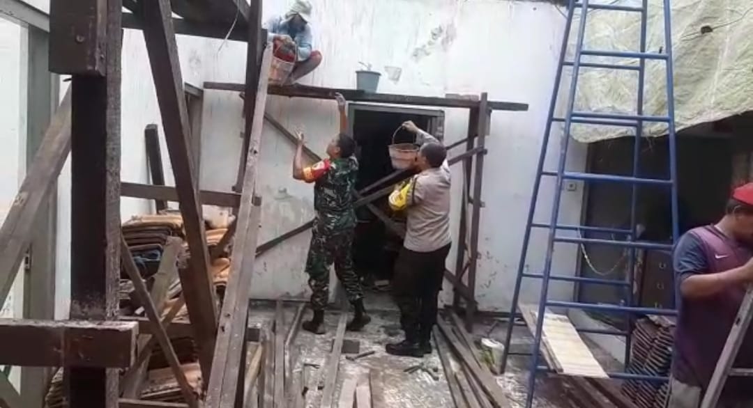 Sempatkan Waktunya, Babinsa dan Babinkamtibmas Bantu Perbaikan Rumah Warga