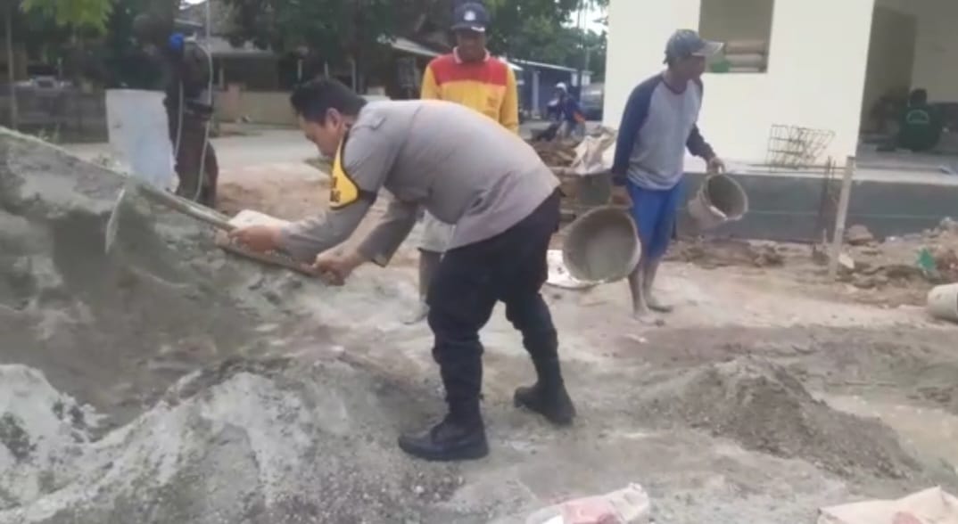 Aipda R Oktaria Bhabinkamtibmas Desa Cikuntul Polsek Tempuran Polres Karawang Bantu Warga