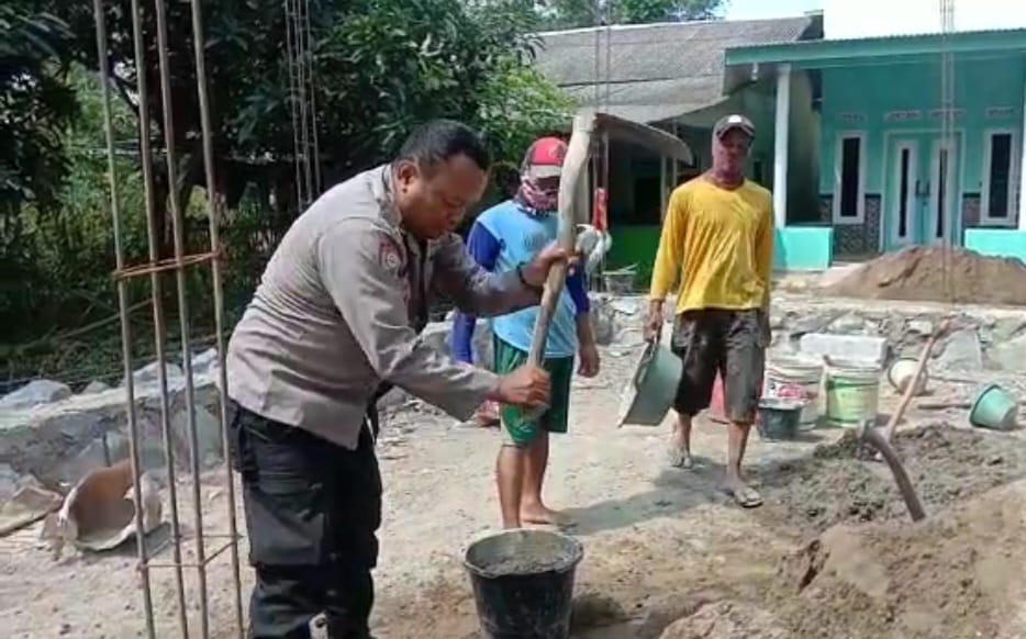 Aipda Aming Bhabinkamtibmas Polsek Tempuran Polres Karawang Bantu Warga Perbaiki Rumah
