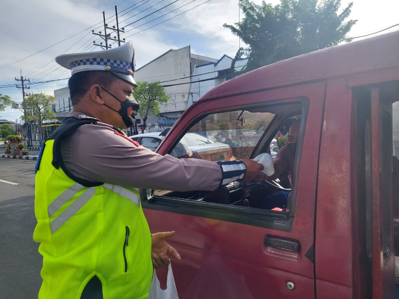 Polres Gresik Bagikan Sembako Kepada Petugas Kebersihan,Tukang Becak Dan Sopir Angkot