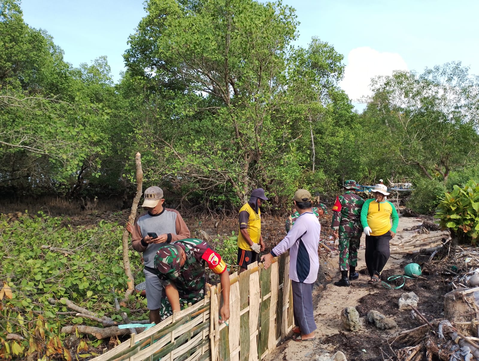 Amankan Pemukiman dan Area Pertanian, Warga Bersama Babinsa Tambak Pasang Tanggul Bambu Penahan