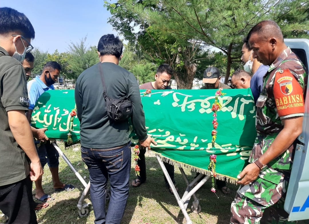 Wujud Kepedulian, Babinsa Babat Jerawat Bantu Prosesi Pemakaman Warga Binaan
