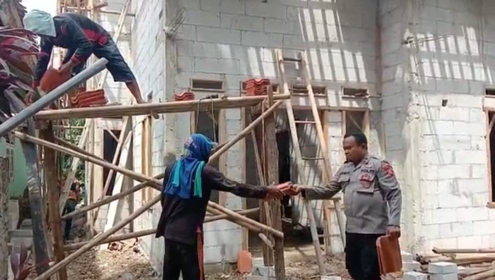 Pererat Silaturahmi dengan Masyarakat Aipda Aming Bantu Warga Yang Sedang Renovasi Rumah