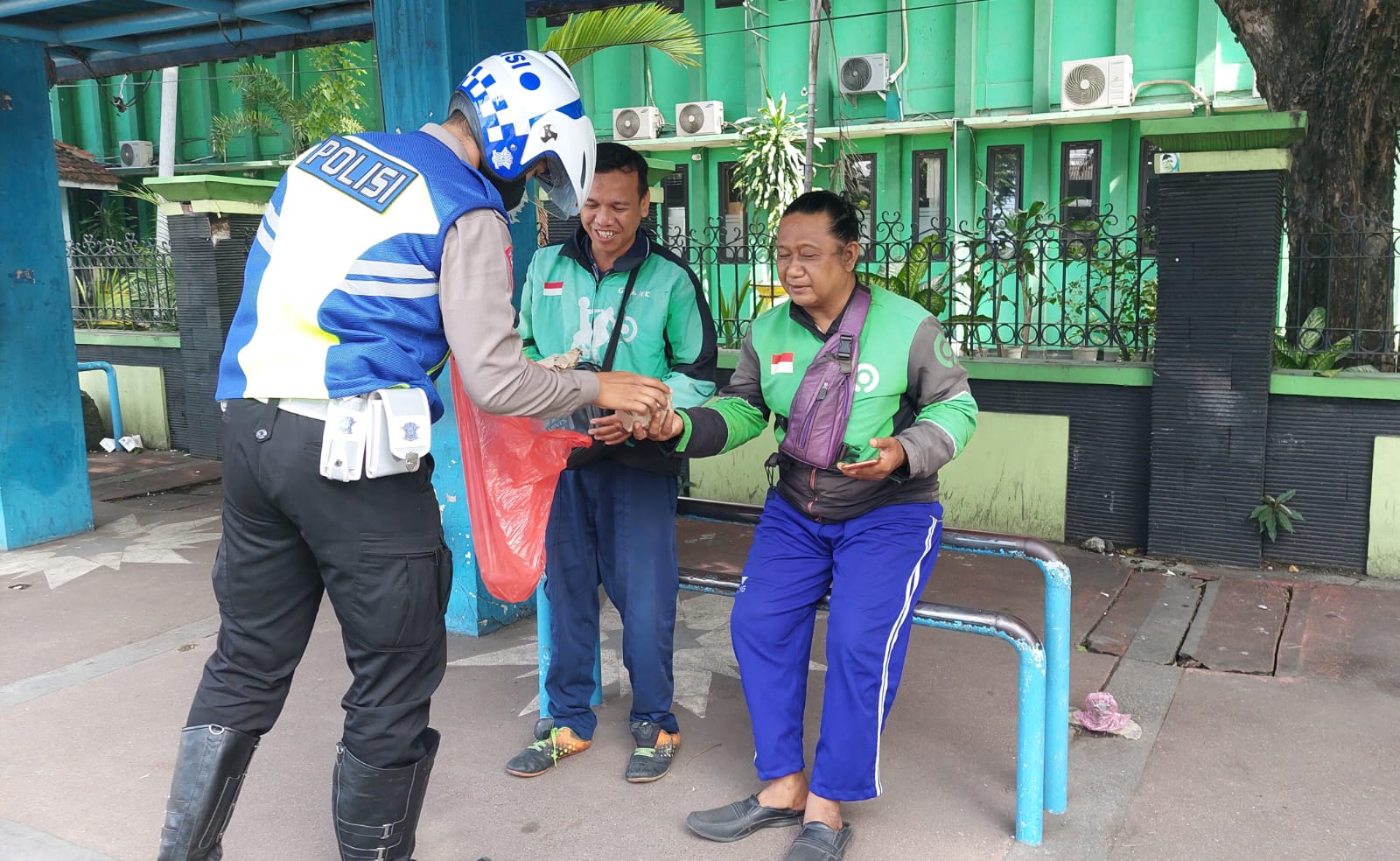 Indahnya Berbagi dari Polisi di Sidoarjo Saat Laksanakan Tugas Pengaturan Lalulintas