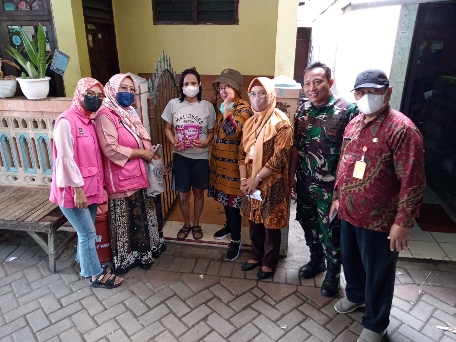 Babinsa Dampingi Pengecekan Serta Pemberian Susu dan Vitamin Terhadap Ibu Hamil