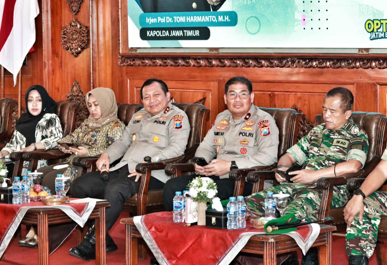 Hadiri Jumat Curhat di Mojokerto, Kapolda Jatim Dicurhati Perlintasan Kereta Api Tanpa Palang